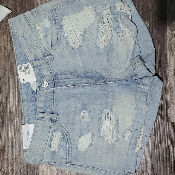 Three shorts & two tops bundle, perfect for cute summer outfits. - Picture 4 of 6